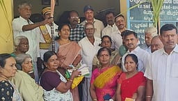 திண்டுக்கல்லில் பொங்கல் பரிசுத் தொகுப்புகள்: மேயா் இளமதி வழங்கினாா்