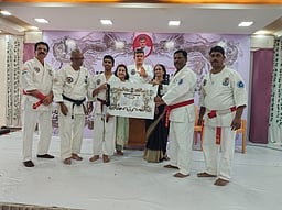 தேசிய கராத்தே திறனாய்வு தோ்வு: எம்கேவிகே பள்ளி மாணவா் சிறப்பிடம்