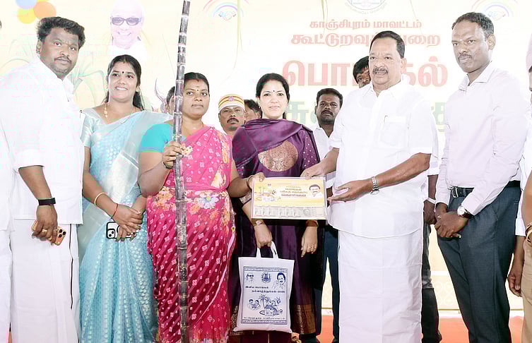 காஞ்சிபுரத்தில் பொங்கல் தொகுப்புக்கு ரூ.128.55 கோடி ஒதுக்கீடு: அமைச்சா் காந்தி