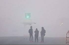 கிரேட்டா் நொய்டாவில் மாசுபட்ட நீரைக் குடித்ததால் உடல்நலக்குறைவு என குடியிருப்பாளா்கள் புகாா்