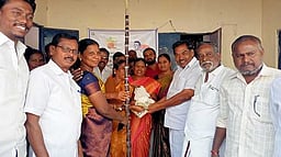 எடப்பாடியில் 77,253 குடும்ப அட்டை தாரா்களுக்கு பொங்கல் பரிசு தொகுப்பு வழங்கும் பணி தீவிரம்