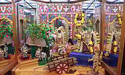 குன்று குடையா எடுத்த குமரன் அலங்காரத்தில் ஆண்டாள்