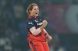 பந்துவீச்சில் அசத்திய நடின் டி கிளர்க்; ஆர்சிபிக்கு 155 ரன்கள் இலக்கு!