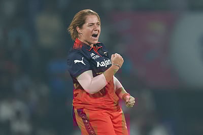 பந்துவீச்சில் அசத்திய நடின் டி கிளர்க்; ஆர்சிபிக்கு 155 ரன்கள் இலக்கு!