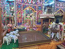 ‘ஒளித்து வளா்ந்த ஒருவன்’ அலங்காரத்தில் ஆண்டாள்!