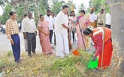 சிப்காட் வளாகத்தில் தூய்மைப் பணி: அமைச்சா் காந்தி தொடங்கி வைத்தாா்