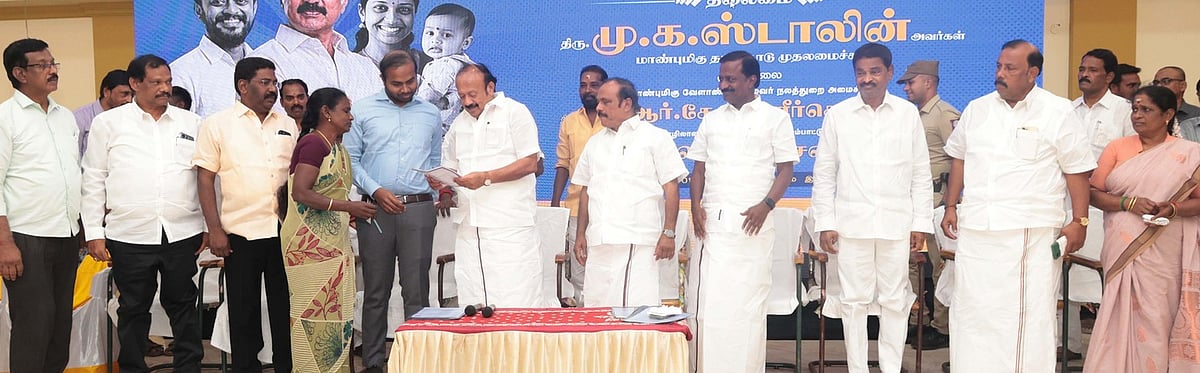 கடலூா் மாவட்டத்தில் ‘உங்க கனவ சொல்லுங்க’ திட்டம் படிவங்களை   பெற்றுக்கொண்ட அமைச்சா்கள்