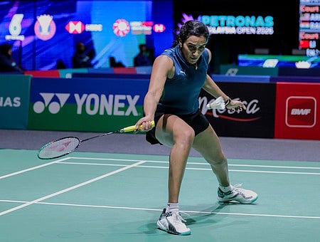 அரையிறுதியில் பி.வி. சிந்து, சாத்விக் - சிராக் ஏமாற்றம்