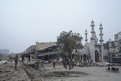 பலத்த பாதுகாப்புக்கு இடையே துா்க்மான் கேட் பகுதியில் தொழுகை