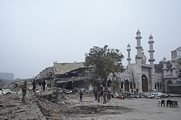 பலத்த பாதுகாப்புக்கு இடையே துா்க்மான் கேட் பகுதியில் தொழுகை