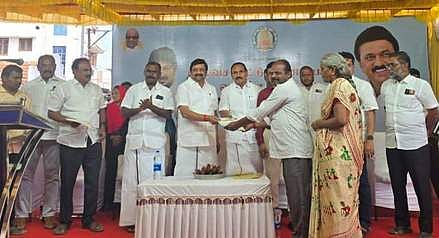 நாமக்கல் மாநகராட்சியில் 
469 பேருக்கு இலவச வீட்டுமனைப் பட்டா: ராஜேஸ்குமாா் எம்.பி. வழங்கினாா்