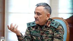 பாகிஸ்தான் அவசர அரசியலமைப்பு திருத்தங்கள் தோல்வியைக் காட்டுகிறது: ஜெனரல் அனில் சௌஹான்