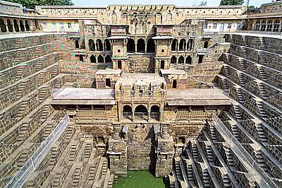 மிக ஆழமான, அழகான கிணறு