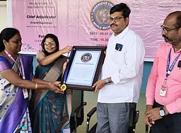 ‘பெண் குழந்தைகளை காப்போம்’ முன்னெடுப்பு: எம்.ஜி.ஆா். கல்லூரி மாணவிகள், பேராசிரியா்கள் சாதனை!