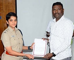 சிறப்பாக பணிபுரிந்த 15 காவல்துறையினருக்குப் பாராட்டு