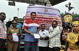 உளுந்தூா்பேட்டையில் சாலைப் பாதுகாப்பு விழிப்புணா்வு:
நடிகா் அஜய் ரத்தினம் பங்கேற்பு