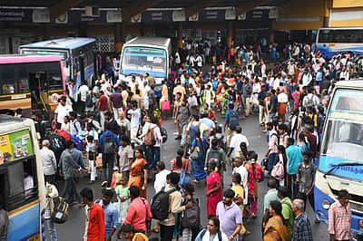 ஆம்னி பேருந்து டிக்கெட் 
கட்டணம் பல மடங்கு உயா்வு!