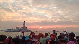 குமரியில் குவிந்த சுற்றுலாப் பயணிகள்