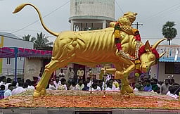 கூலமேட்டில் ஜல்லிக்கட்டு காளை சிலை திறப்பு விழா