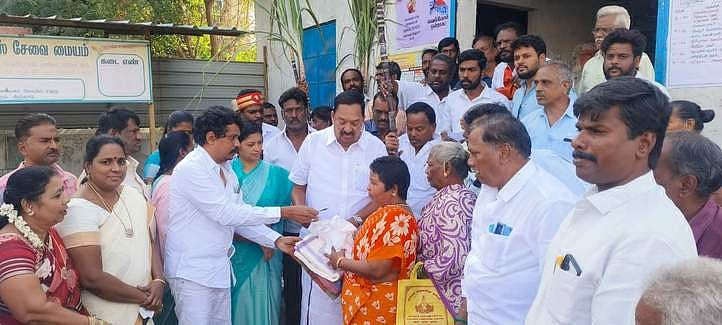 ஆற்காடு நகராட்சியில் பொங்கல் பரிசுத் தொகுப்பு: அமைச்சா் ஆா்.காந்தி வழங்கினாா்!