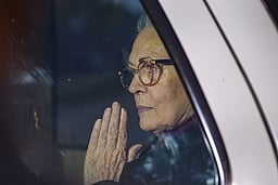 சிகிச்சை முடிந்து வீடு திரும்பினார் சோனியா காந்தி!