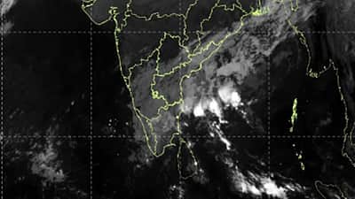 ஆழ்ந்த காற்றழுத்த தாழ்வுப் பகுதியாக வலுவிழந்த புயல் சின்னம்!