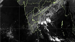 ஆழ்ந்த காற்றழுத்த தாழ்வுப் பகுதியாக வலுவிழந்த புயல் சின்னம்!