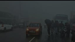 உதகை சுற்று வட்டாரப் பகுதியில் பனி மூட்டத்துடன் மிதமான மழை