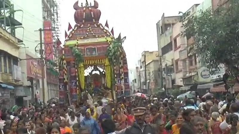 மீனாட்சியம்மன் எழுந்தருளியுள்ள சப்பரத்தை இழுத்துசெல்லும் பெண் பக்தர்கள்.