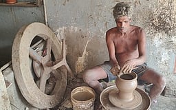 பொங்கல் பண்டிகை: பானை, அடுப்புகள் விற்பனைகள் மும்முரம்