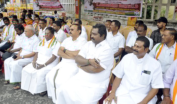 புதுச்சேரியில் காங்கிரஸாா் உண்ணாவிரதப் போராட்டம்