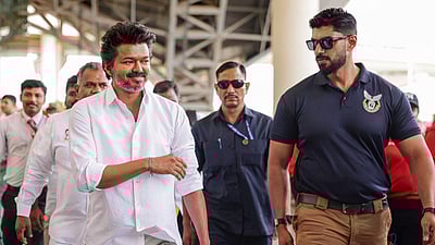 கரூா் சம்பவம்: தில்லியில் விஜய்யிடம் சிபிஜ 6 மணிநேரங்களுக்கு மேல் விசாரணை!