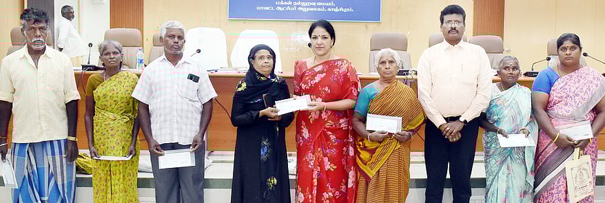 பயனளிகளுக்கு நலத்திட்ட உதவிகள்: காஞ்சிபுரம் மாணவர்கள் வழங்கினாா்