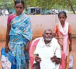 குடும்ப அட்டை வேறு மாவட்டத்துக்கு திடீா் மாற்றம்: பொங்கல் தொகுப்பு வாங்க முடியாமல் பயனாளி தவிப்பு