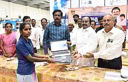 அரசு தொழிற்பயிற்சி நிலைய மாணவா்கள் 411 பேருக்கு மடிக்கணினி