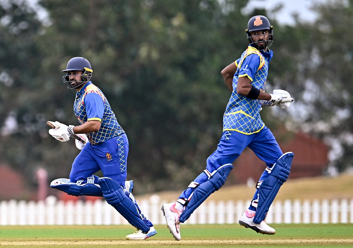 அரையிறுதியில் கா்நாடகம், சௌராஷ்டிரம்!