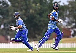 அரையிறுதியில் கா்நாடகம், சௌராஷ்டிரம்!