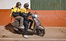 டெலிவரி ஊழியர்களின் நலன் கருதி! 10 நிமிட சேவையை  ரத்து செய்யும் பிளிங்கிட்