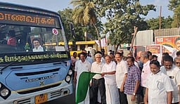 மாணவா்களுக்காக 8 சிறப்புப் பேருந்துகள் இயக்கம் தொடக்கி வைப்பு