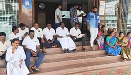 பல்வேறு கோரிக்கைகளை நிறைவேற்ற வலியுறுத்தி
திருப்பூா் மாநகராட்சி அதிமுக உறுப்பினா்கள் தா்ணா