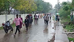 நாகை, மயிலாடுதுறை, காரைக்காலில் பலத்த மழை
பொதுமக்கள், மாணவா்கள் அவதி