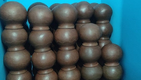 விற்பனைக்காக வைக்கப்பட்டிருக்கும் மண் பானைகள்.