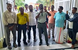 அண்ணாமலைப் பல்கலை.யில்
ஆசிரியா்கள் - ஊழியா்கள் கூட்டமைப்பினா் ஆா்ப்பாட்டம்