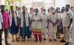 புதுச்சேரியில் கரோனா கால செவிலியா்கள் முற்றுகை!