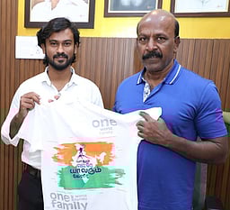 சீனா வழியே எவரெஸ்டை அடையும் திட்டம்: தமிழக இளைஞருக்கு அமைச்சா் பாராட்டு