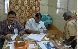 கவன ஈா்ப்பு அட்டை அணிந்து பணியாற்றிய அரசு மருத்துவா்கள்