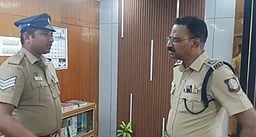 குழந்தையின் உயிரை காத்த காவலா்: எஸ்பி. பாராட்டு