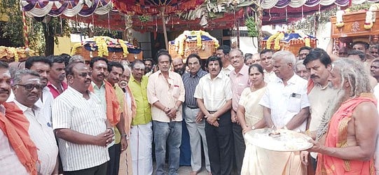 பாலூா் ஐயப்பன் கோயிலுக்கு
திருவாபரணப் பெட்டி ஊா்வலம்