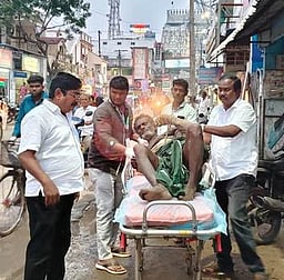 சாலையோரம் கிடந்த முதியவரை மீட்டு மருத்துவமனையில் சோ்த்த கவுன்சிலா்