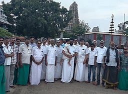 வெள்ளக்கோவில் நாட்டராய சுவாமி கோயிலில் இருந்து கரூா் அருங்கரை அம்மன் கோயிலுக்கு பொங்கல் சீா்வரிசை